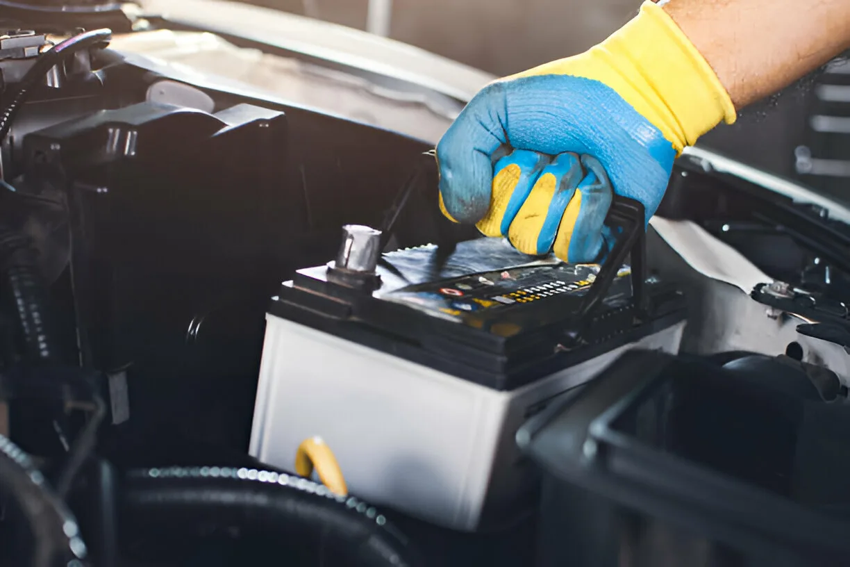 Can-you-put-a-new-car-battery-with-an-old-one.