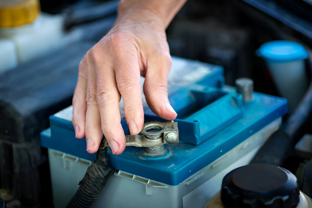 Common-Signs-of-a-Dead-Car-Battery